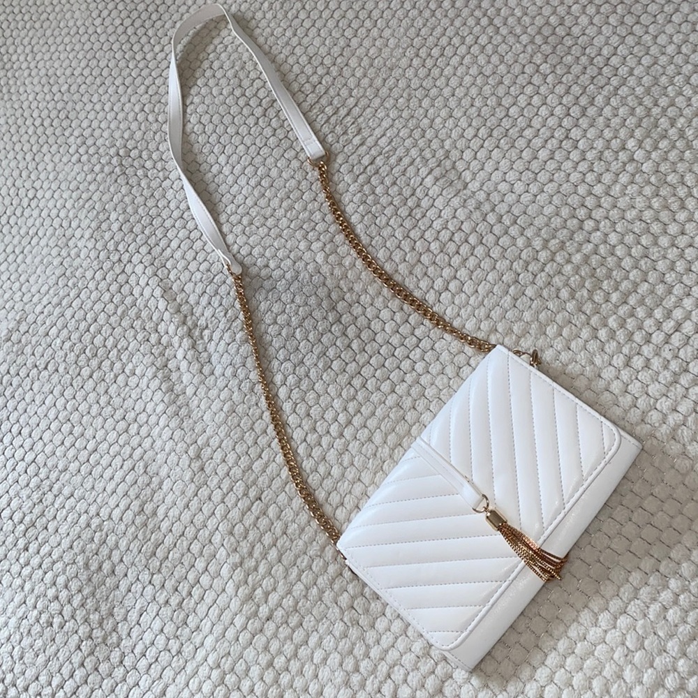 White purse w chain